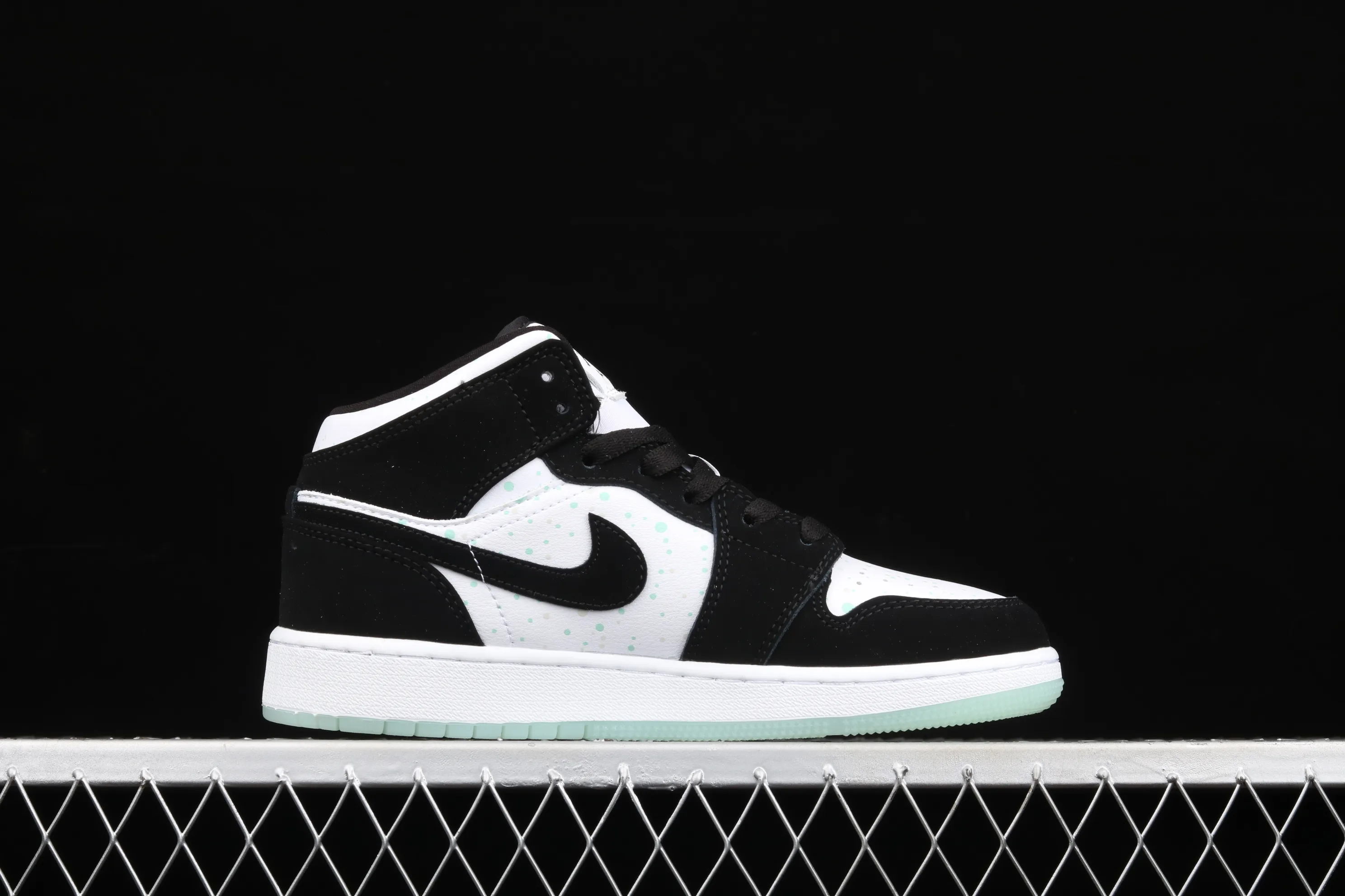 All categories Air Jordan Jordan series basketball shoes Air Jordan 1 Mid Air Jordan 1 Mid AJ1 Joe 1 black and white color luminous starry mid-top BQ6931-103